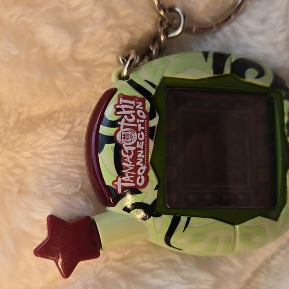 Tamagotchi Connection v4.5 English Green Tribal USA Shell 2007 - Picture 9 of 10